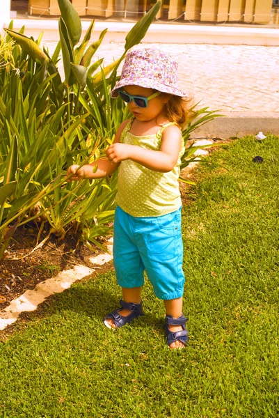 kız bebek Park'ta oynamaktadır