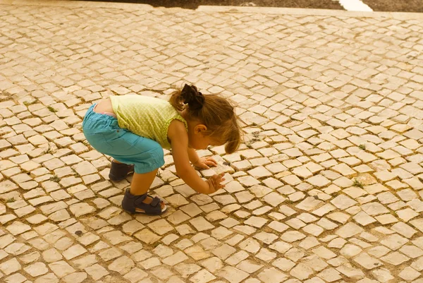 Девочка играет в парке — стоковое фото