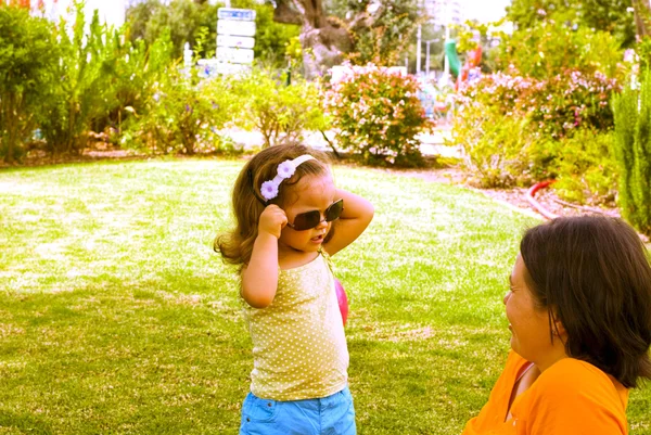 Mãe com bebê menina jogar no parque — Fotografia de Stock