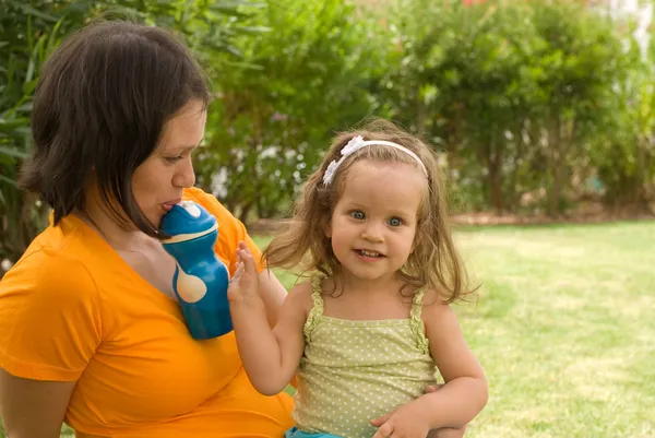 Mother with baby girl play in park — Stock Photo, Image