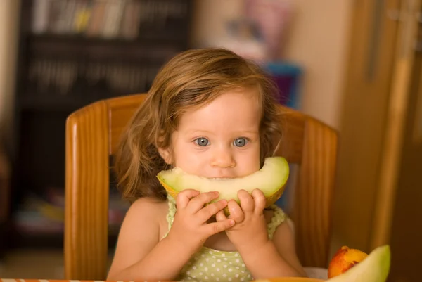 Toddler Eats melon — Stock Photo, Image