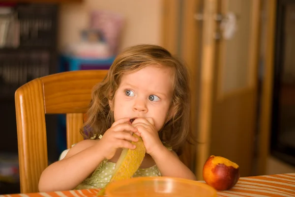 Toddler Eats melon — Stock Photo, Image