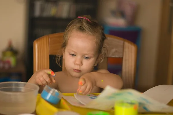 De baby meisje drow door handen — Stockfoto