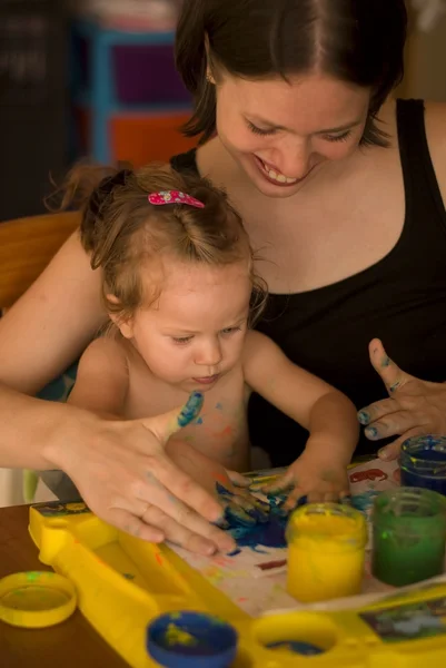 De baby meisje drow door handen — Stockfoto