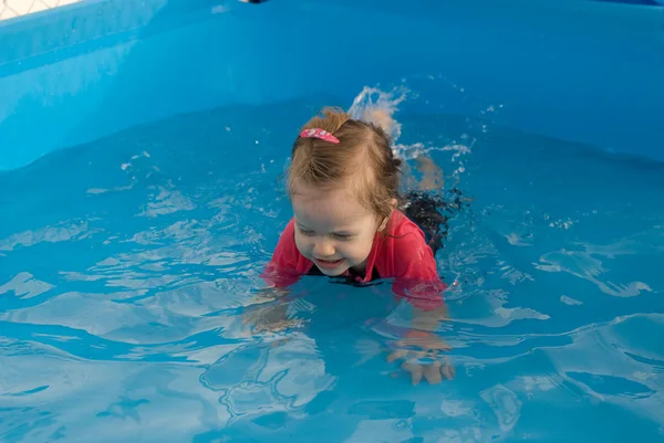 A menina nadando na piscina — Fotografia de Stock