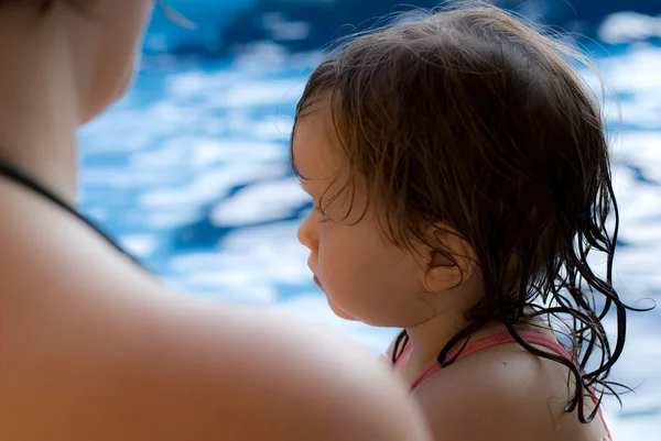 The baby girl swiming in pool — Stock Photo, Image