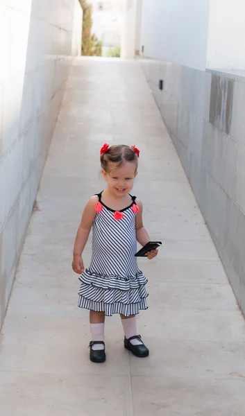 La bambina che cammina da sola in strada — Foto Stock