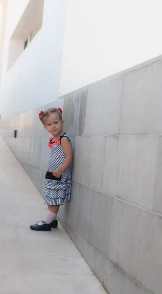 The baby girl walking alone in street — Stock Photo, Image