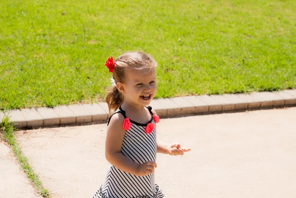 Baby flicka vandrar ensam i parken — Stockfoto