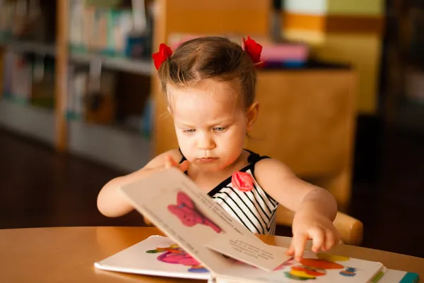 Bebê menina leitura livro — Fotografia de Stock