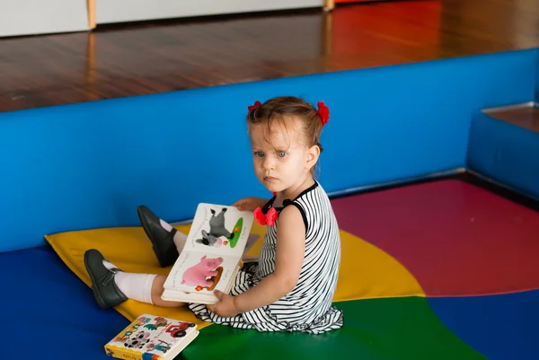 Baby meisje leesboek — Stockfoto