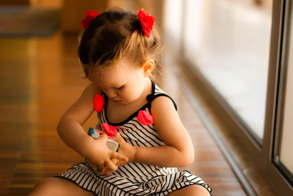 Bebê menina leitura livro — Fotografia de Stock