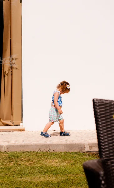 Baby flicka vandrar ensam i parken — Stockfoto