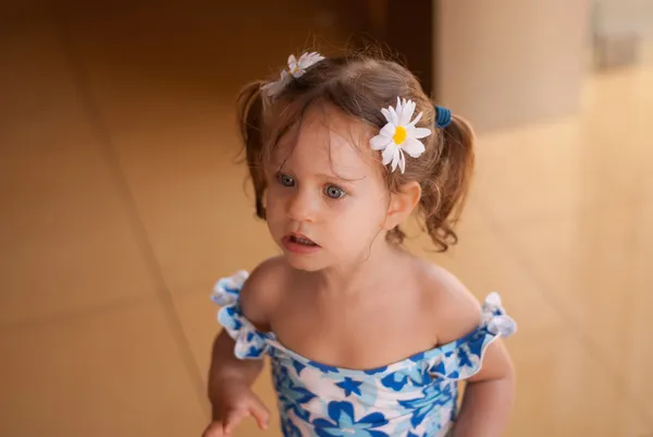 Ritratto di bella bambina bionda — Foto Stock