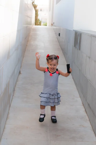 La bambina che cammina da sola in strada — Foto Stock