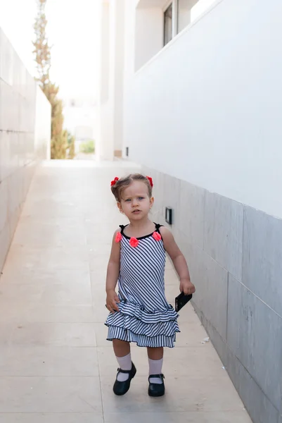 La niña caminando sola en la calle —  Fotos de Stock