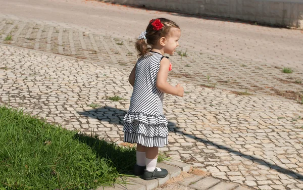 女の赤ちゃん一人で公園を歩く — ストック写真