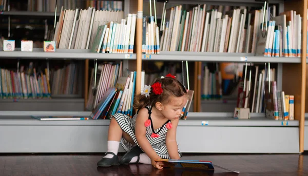 Baby meisje leesboek — Stockfoto