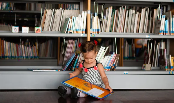 Baby meisje leesboek — Stockfoto