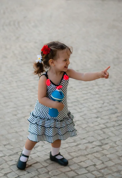 Baby flicka vandrar ensam i gatan — Stockfoto