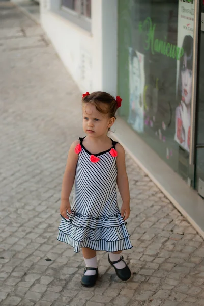 The baby girl walking alone in street — Stock Photo, Image