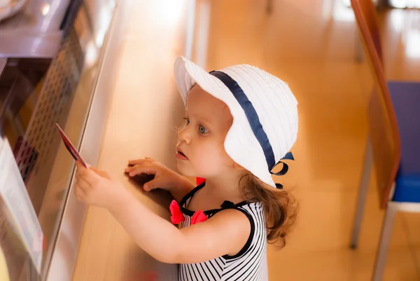 La niña pagó con tarjeta de crédito — Foto de Stock