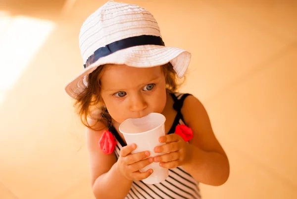 A menina bebe água no café — Fotografia de Stock