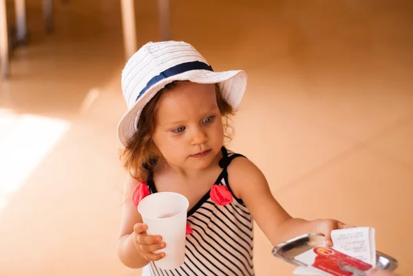 The baby girl paid credit card — Stock Photo, Image