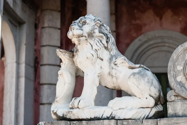 Estátua antiga no parque de Queluz — Fotografia de Stock