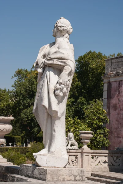 Statua antica nel parco di Queluz — Foto Stock
