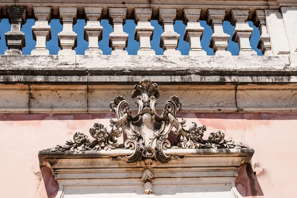 Estatua antigua en el parque de Queluz — Foto de Stock