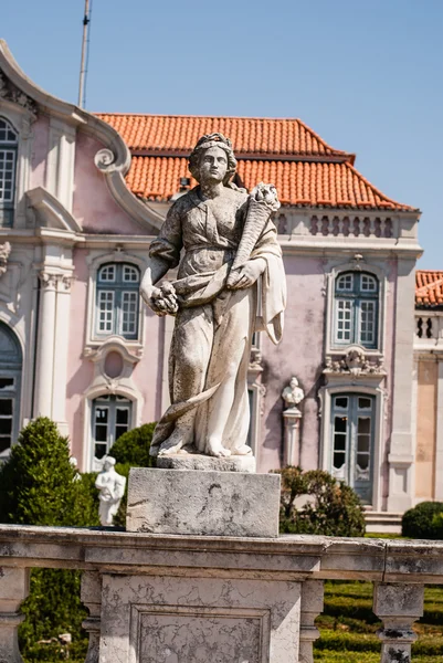 Estatua antigua en el parque de Queluz — Foto de Stock