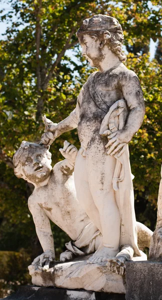 Starožitné sochy v parku queluz — Stock fotografie