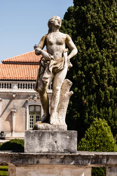 Estatua antigua en el parque de Queluz — Foto de Stock