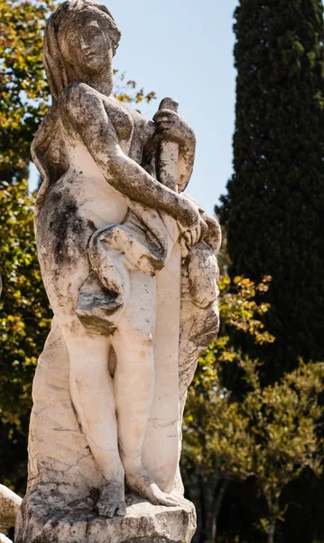 Starodawny statua w parku Sintra — Zdjęcie stockowe