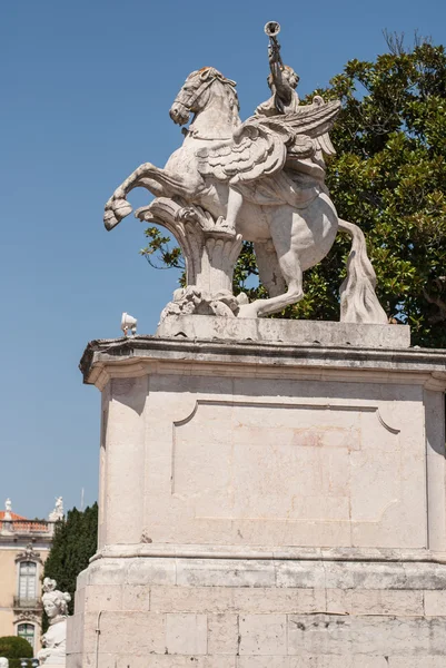 Starožitné sochy v parku queluz — Stock fotografie