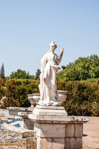 Starožitné sochy v parku queluz — Stock fotografie