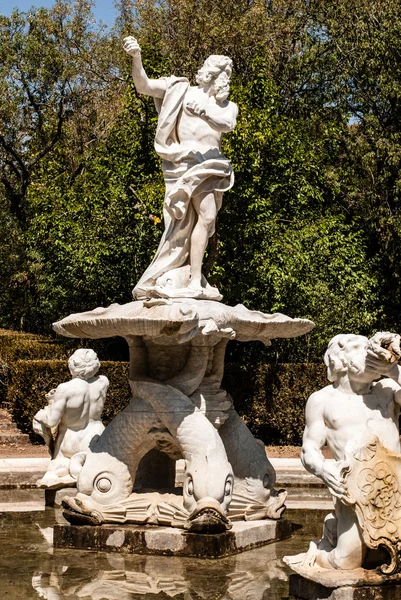 Statue antique dans le parc Queluz — Photo