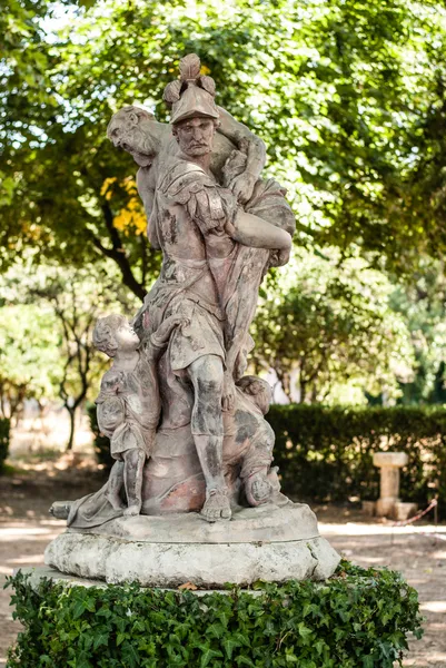 Statue antique dans le parc Queluz — Photo