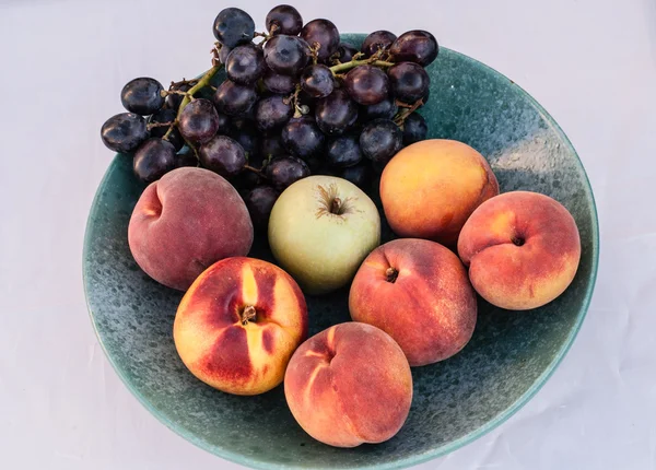 Varieert van vruchten in de vaas — Stockfoto