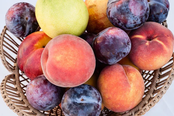 Vários de frutas no vaso — Fotografia de Stock