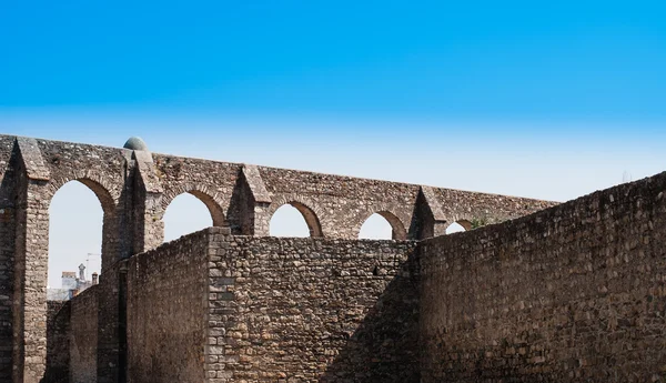 Vista ampla angular do aqueduto romano em Evor — Fotografia de Stock