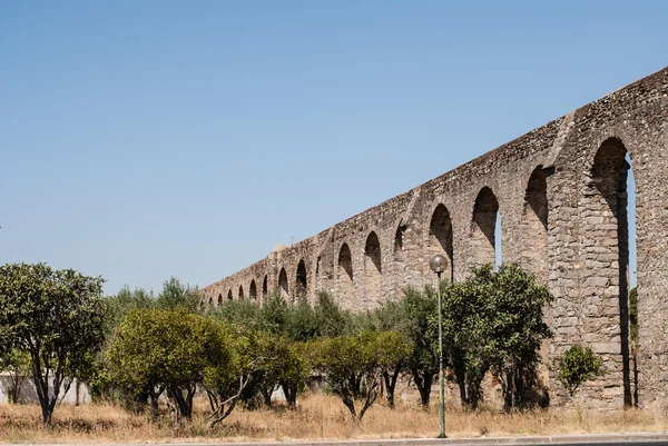 Vista ad ampio angolo dell'acquedotto romano di Evor — Foto Stock