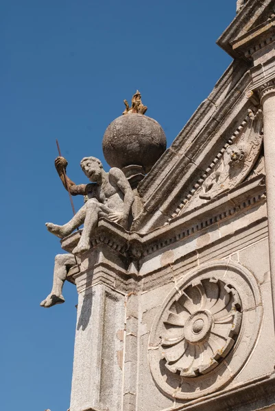 Fațada bisericii cu figuri musculare care susțin globurile . — Fotografie, imagine de stoc