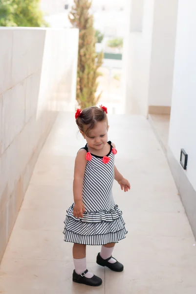 The baby girl walking alone in street — Stock Photo, Image