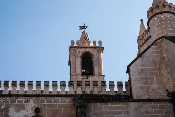 Gevel van de kerk in evora — Stockfoto