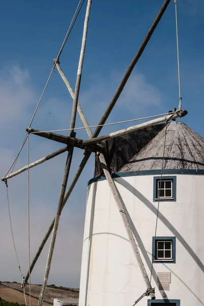 Eine typisch portugiesische Windmühle — Stockfoto