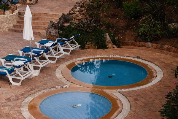 Utsikten över poolen i hotel — Stockfoto