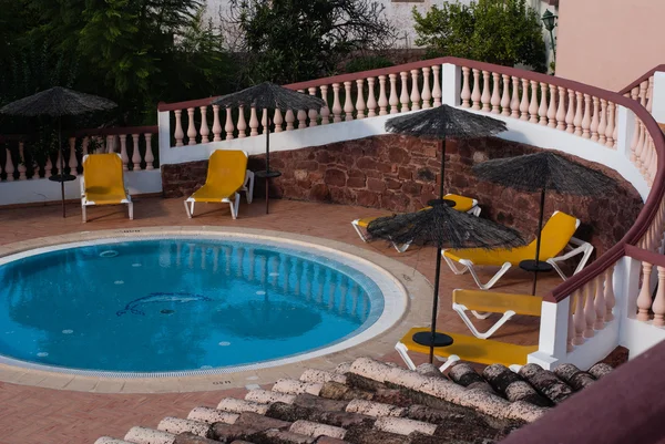 Vista da piscina no hotel — Fotografia de Stock