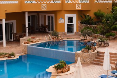 otel havuz manzarası